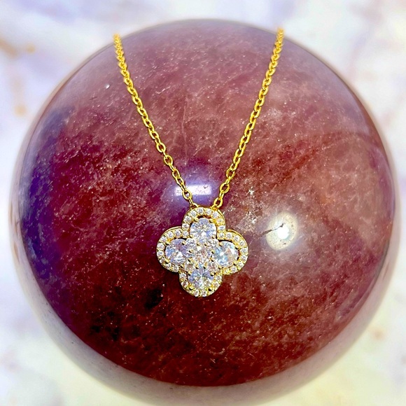 Bling Clover Gold Necklace - Stainless steel with extendable chain - Picture 1 of 2